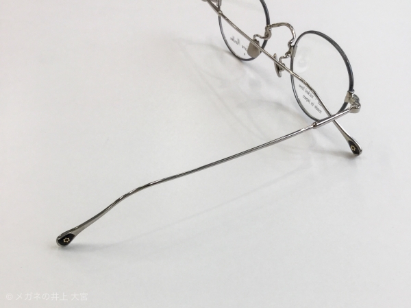 カメマンネンで知的な印象を演出